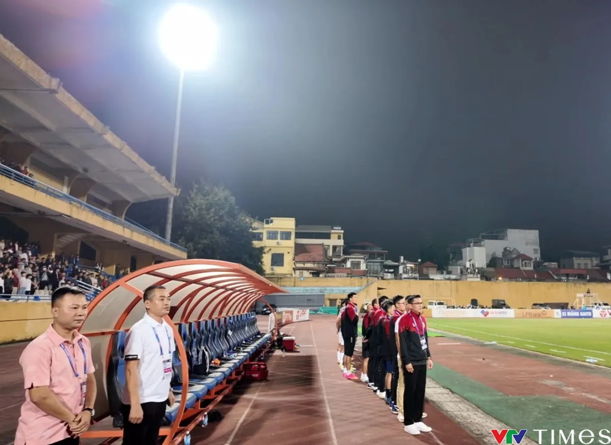 HLV Kiatisuk thân thiện, chuyên nghiệp, mong muốn nhiều cầu thủ Việt Nam sang chơi bóng ở Thai League. - Ảnh 1. HLV Kiatisuk thân thiện, chuyên nghiệp, mong muốn nhiều cầu thủ Việt Nam sang chơi bóng ở Thai League. - Ảnh 1.