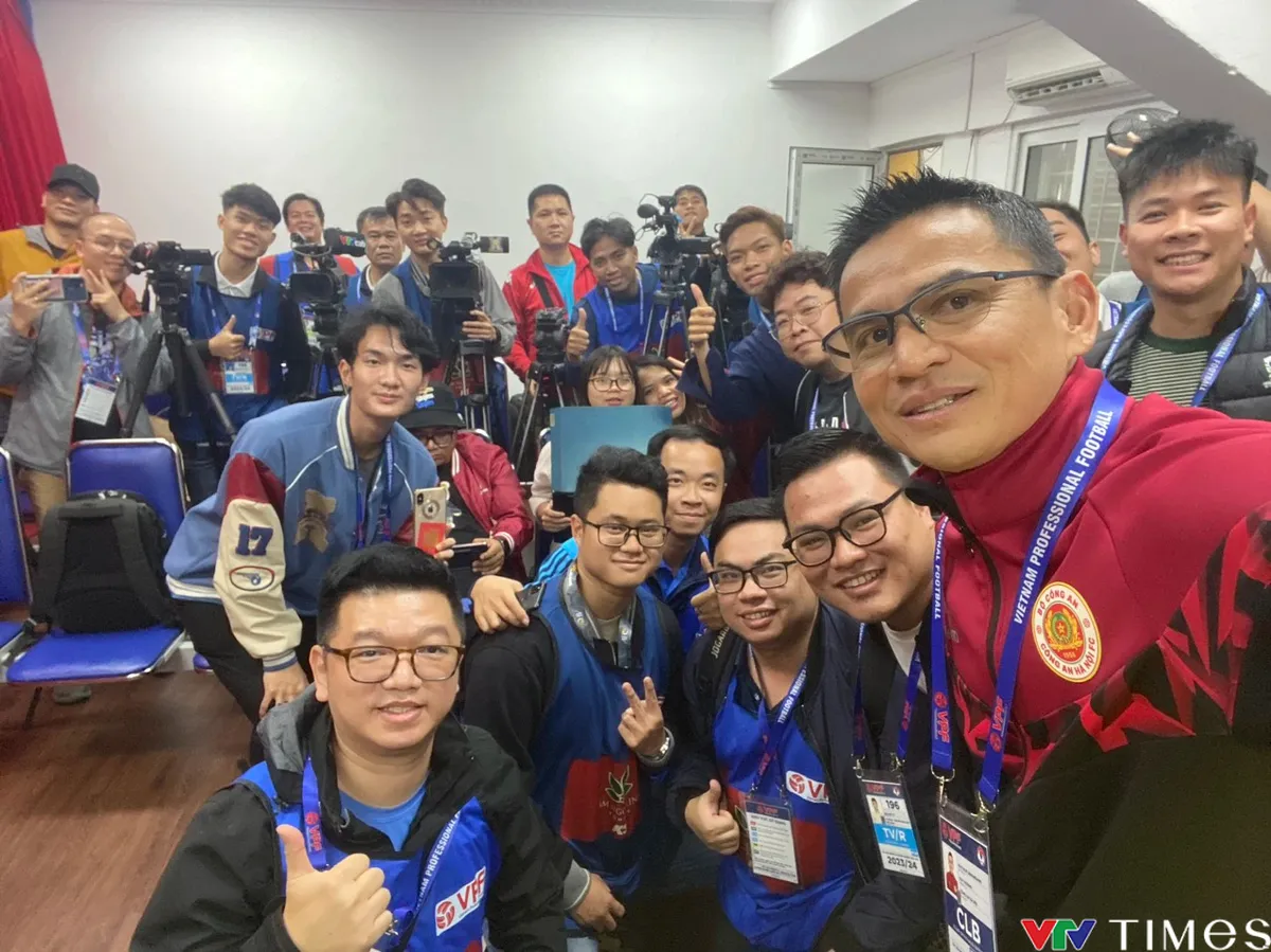 HLV Kiatisuk thân thiện, chuyên nghiệp, mong muốn nhiều cầu thủ Việt Nam sang chơi bóng ở Thai League. - Ảnh 3. HLV Kiatisuk thân thiện, chuyên nghiệp, mong muốn nhiều cầu thủ Việt Nam sang chơi bóng ở Thai League. - Ảnh 3.