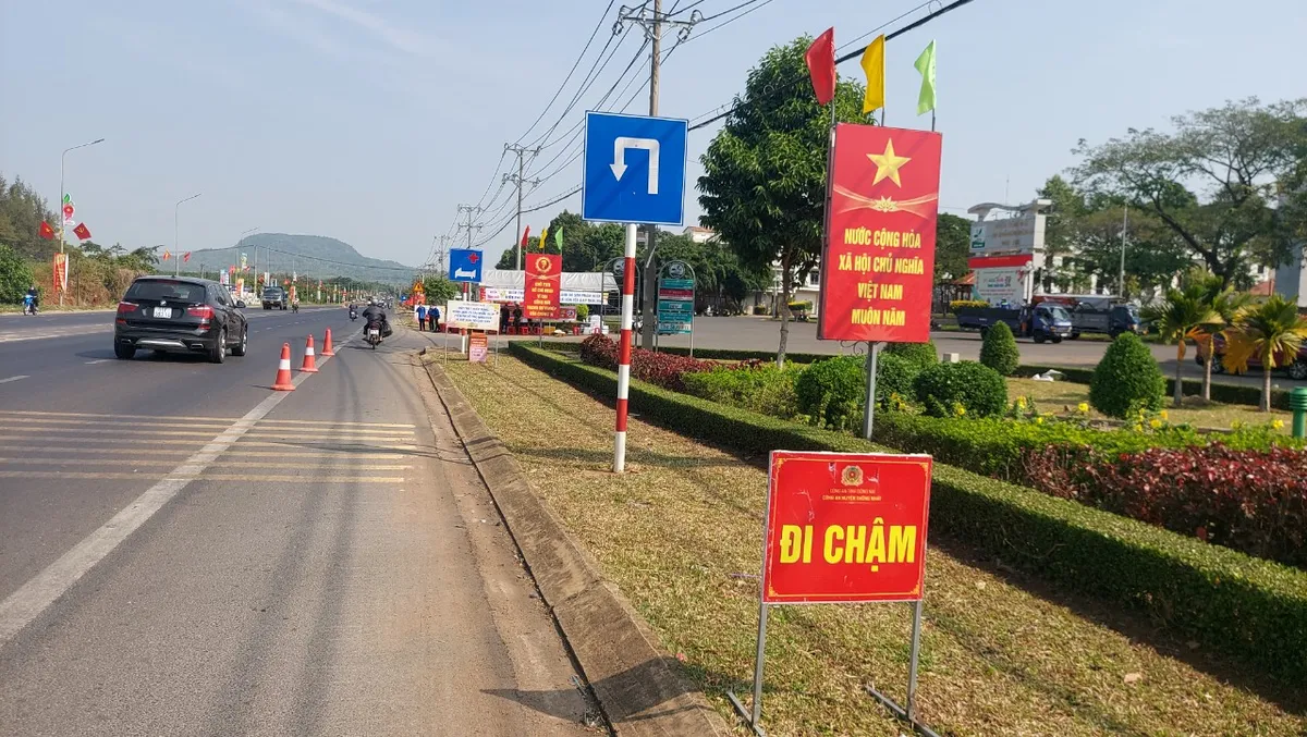 Đồng Nai: Phát nước uống, đổi mũ bảo hiểm mới cho người dân về quê ăn Tết - Ảnh 1.