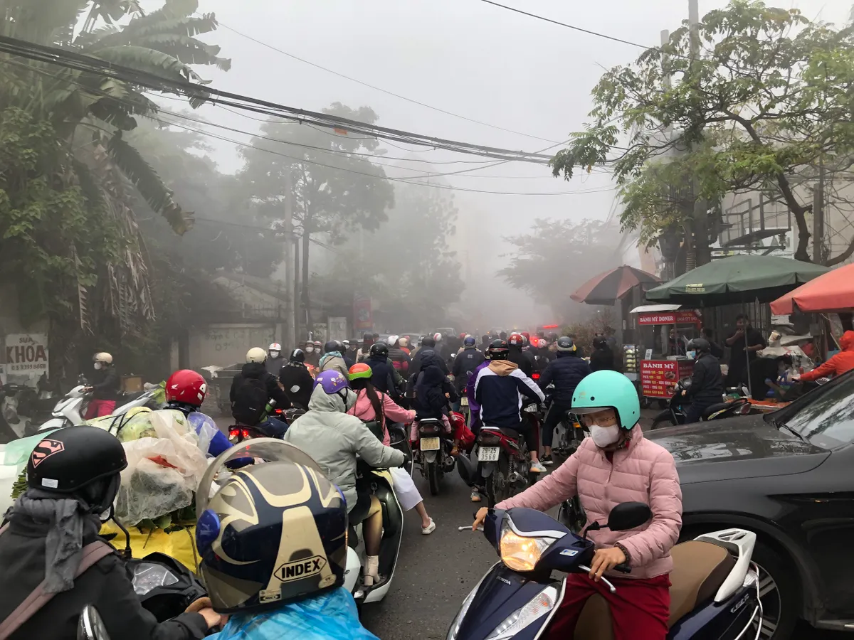 Người đi đường lạc lối giữa lớp sương mờ ảo, trắng xóa của Hà Nội - Ảnh 8.