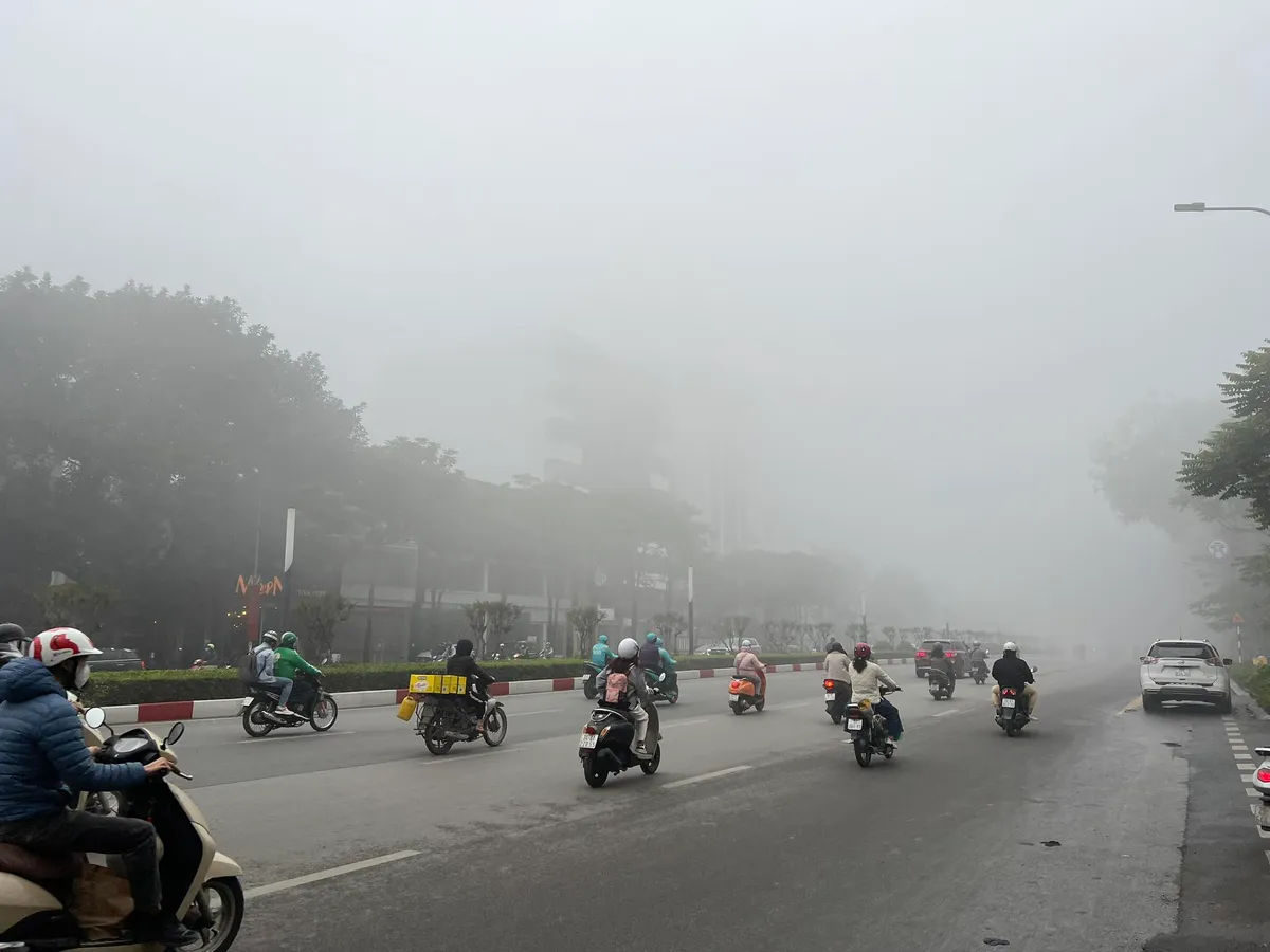 Người đi đường lạc lối giữa lớp sương mờ ảo, trắng xóa của Hà Nội - Ảnh 7.