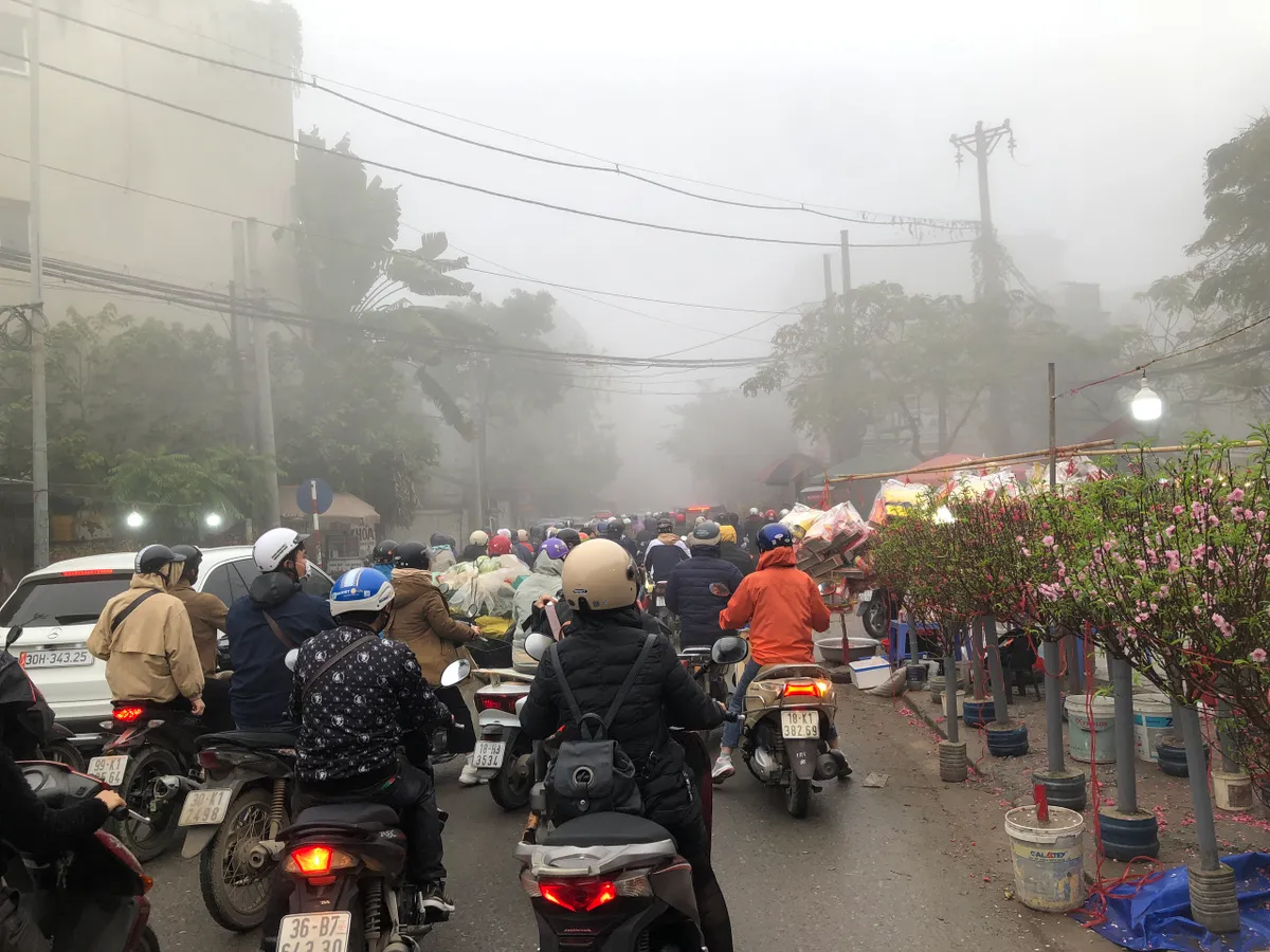 Người đi đường lạc lối giữa lớp sương mờ ảo, trắng xóa của Hà Nội - Ảnh 9.