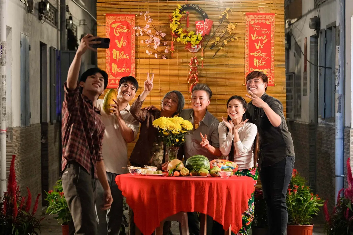 Diva Mỹ Linh đón con rể về Việt Nam ăn Tết, loạt nghệ sĩ công bố MV cho dịp Valentine - Ảnh 3.