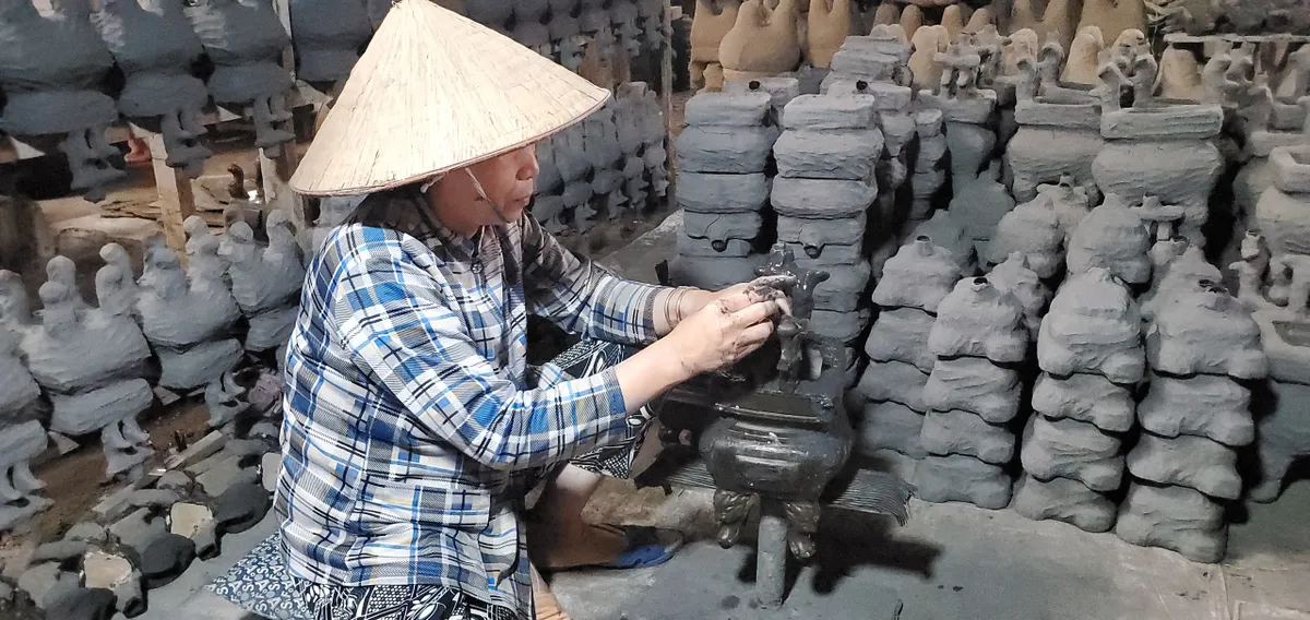 L&agrave;ng đ&uacute;c lư đồng TP Hồ Ch&iacute; Minh tắt lửa sớm v&igrave; vắng kh&aacute;ch - Ảnh 4.