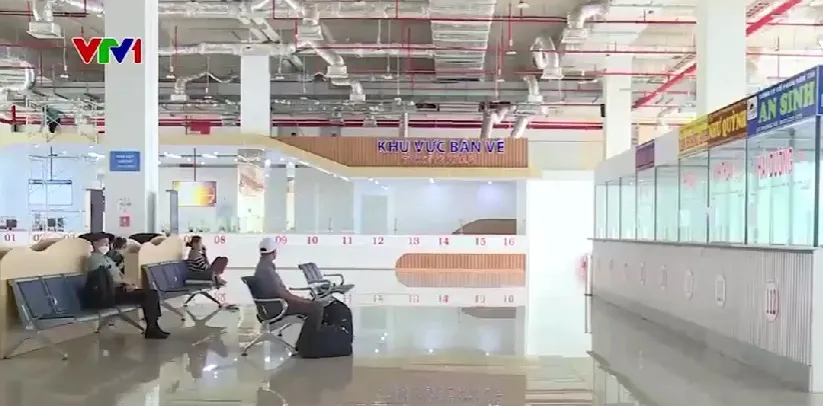 Bến xe hiện đại ế ẩm, xe dù hoạt động nhộn nhịp - Ảnh 2.