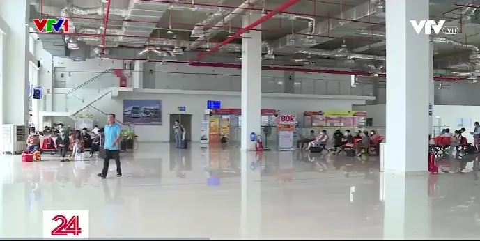 Bến xe hiện đại ế ẩm, xe dù hoạt động nhộn nhịp - Ảnh 1.