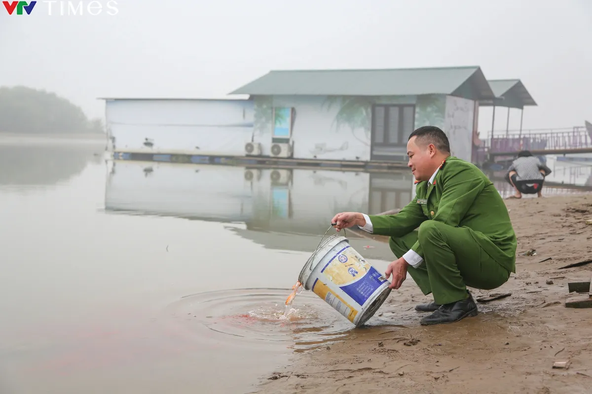 Hà Nội: Công an giúp dân phóng sinh cá chép tại sông Hồng - Ảnh 11.