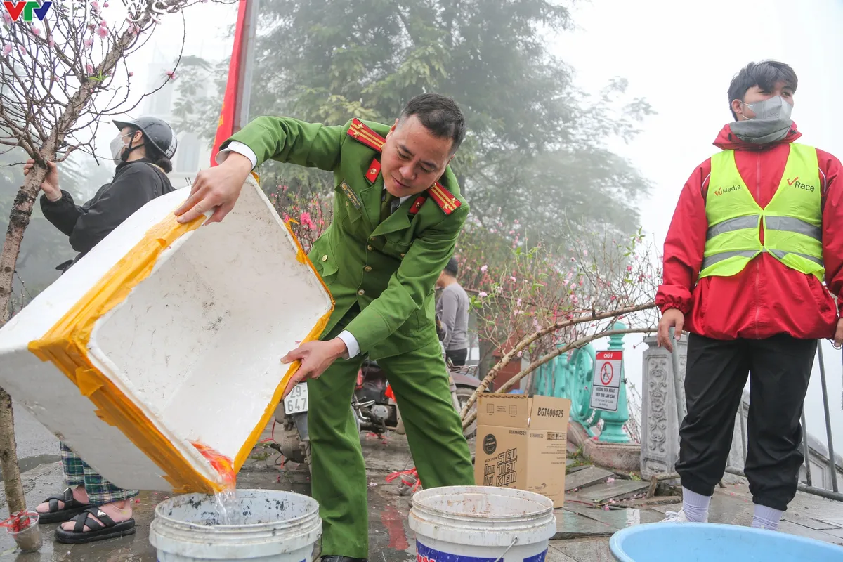 Hà Nội: Công an giúp dân phóng sinh cá chép tại sông Hồng - Ảnh 9. Hà Nội: Công an giúp dân phóng sinh cá chép tại sông Hồng - Ảnh 9.