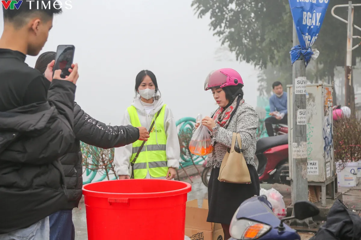 Hà Nội: Công an giúp dân phóng sinh cá chép tại sông Hồng - Ảnh 6.