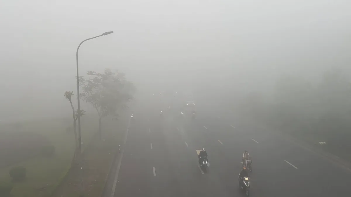 Người đi đường lạc lối giữa lớp sương mờ ảo, trắng xóa của Hà Nội - Ảnh 4.