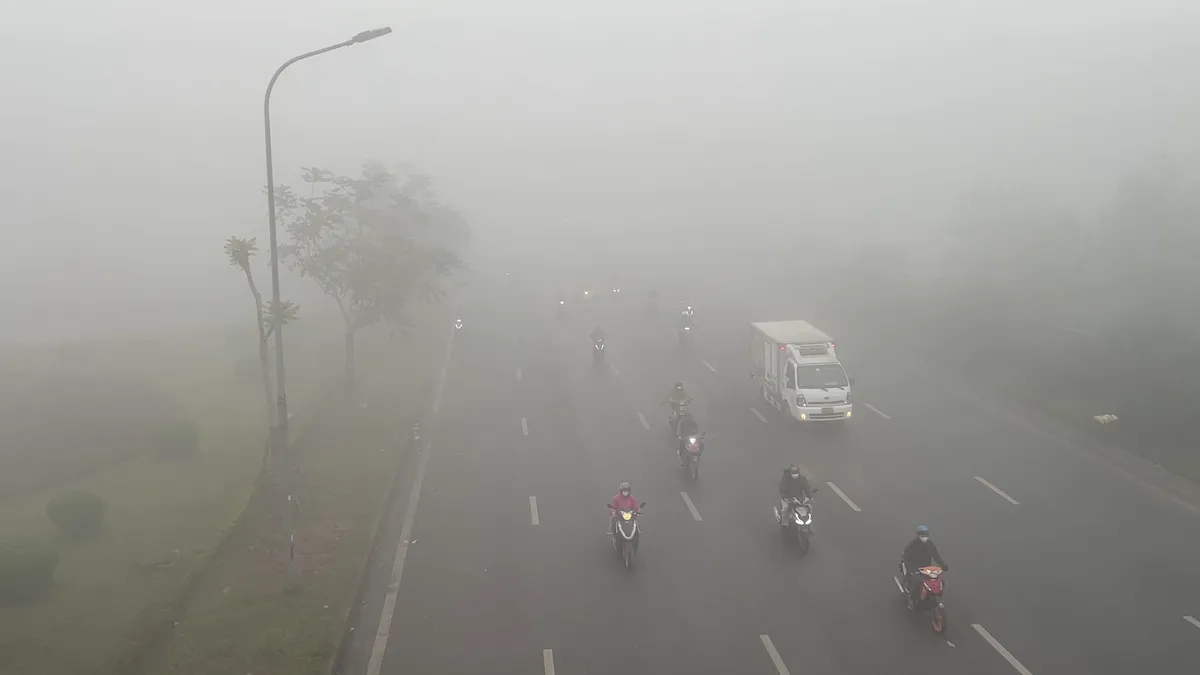 Người đi đường lạc lối giữa lớp sương mờ ảo, trắng xóa của Hà Nội - Ảnh 5.