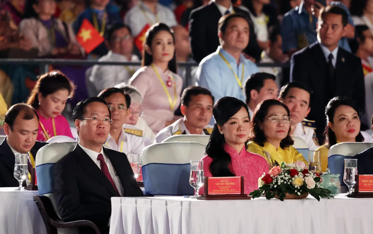 Chủ tịch nước Võ Văn Thưởng và Phu nhân dự Chương trình nghệ thuật đặc biệt “Xuân Quê hương 2024” - Ảnh 3.