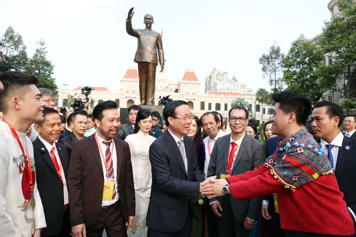 Chủ tịch nước Võ Văn Thưởng và Phu nhân cùng các kiều bào dâng hương, thả cá tại Bến Nhà Rồng - Ảnh 3.