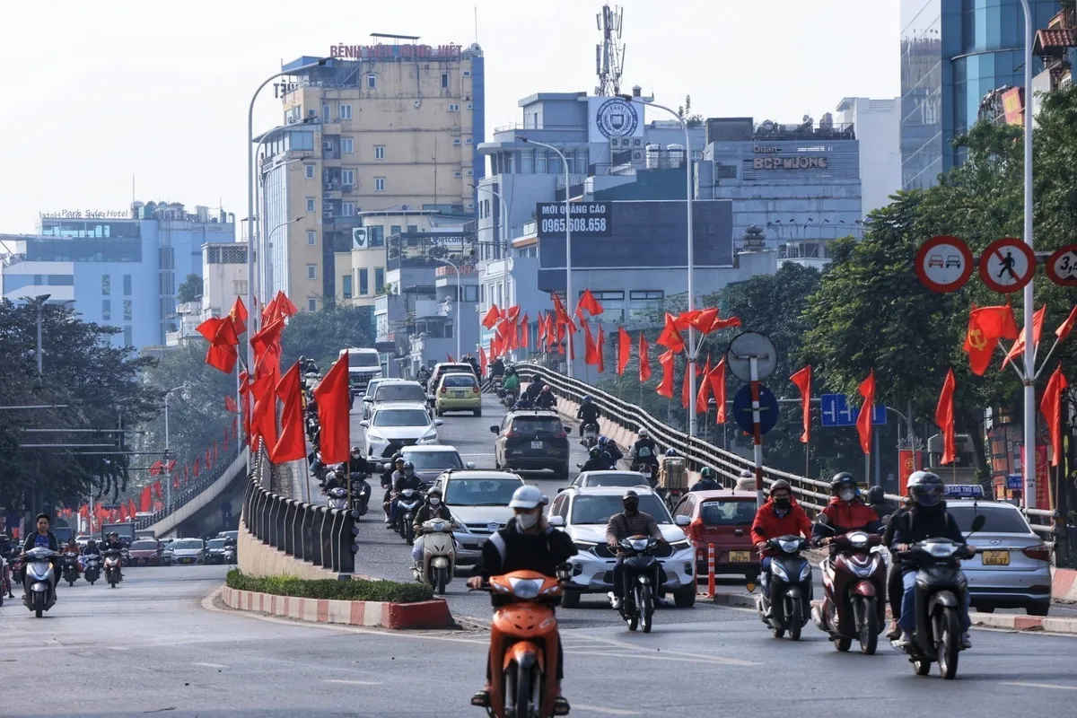 Hà Nội trang hoàng rực rỡ cờ hoa đón chào năm mới - Ảnh 6.