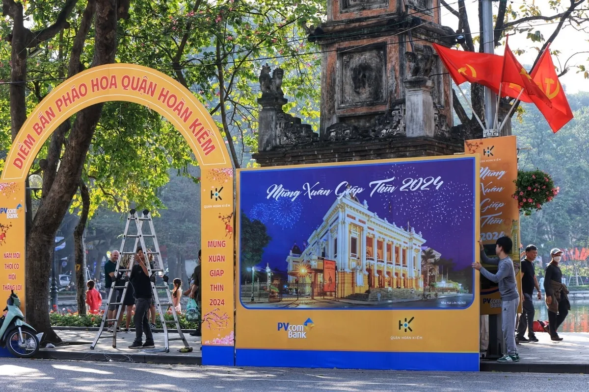 Hà Nội trang hoàng rực rỡ cờ hoa đón chào năm mới - Ảnh 7.