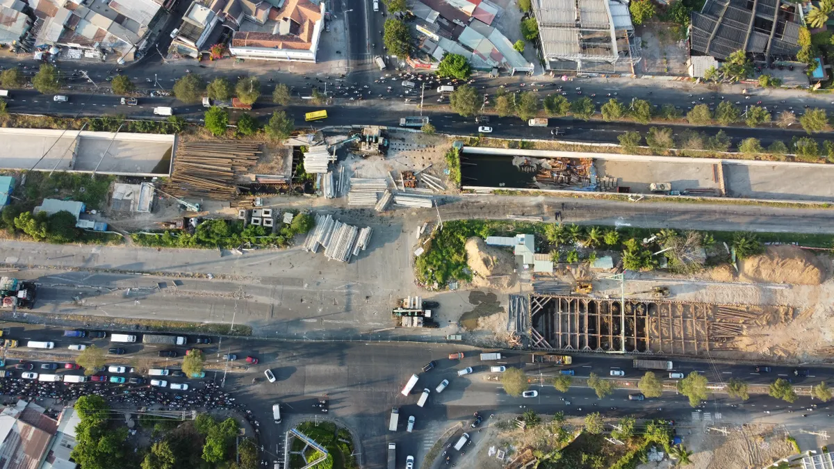 TP Hồ Chí Minh: Tình trạng giao thông sau khi đóng nút giao Nguyễn Văn Linh - Nguyễn Hữu Thọ như thế nào? - Ảnh 9.