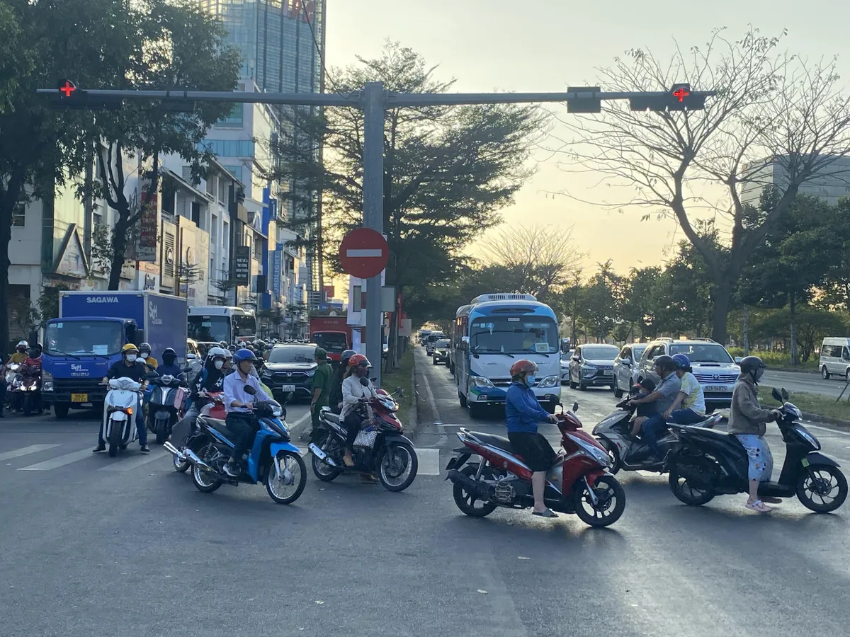 TP Hồ Chí Minh: Tình trạng giao thông sau khi đóng nút giao Nguyễn Văn Linh - Nguyễn Hữu Thọ như thế nào? - Ảnh 7.