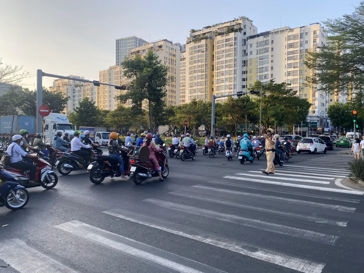 TP Hồ Chí Minh: Tình trạng giao thông sau khi đóng nút giao Nguyễn Văn Linh - Nguyễn Hữu Thọ như thế nào? - Ảnh 6.