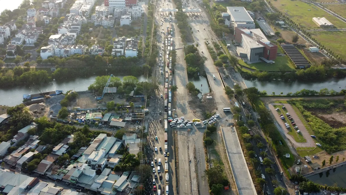 TP Hồ Chí Minh: Tình trạng giao thông sau khi đóng nút giao Nguyễn Văn Linh - Nguyễn Hữu Thọ như thế nào? - Ảnh 5.