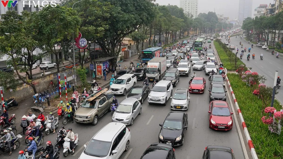 Sương mù nhẹ bao phủ bầu trời thủ đô Hà Nội - Ảnh 5.