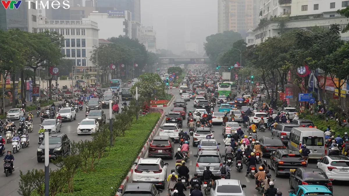 Sương mù nhẹ bao phủ bầu trời thủ đô Hà Nội - Ảnh 4.