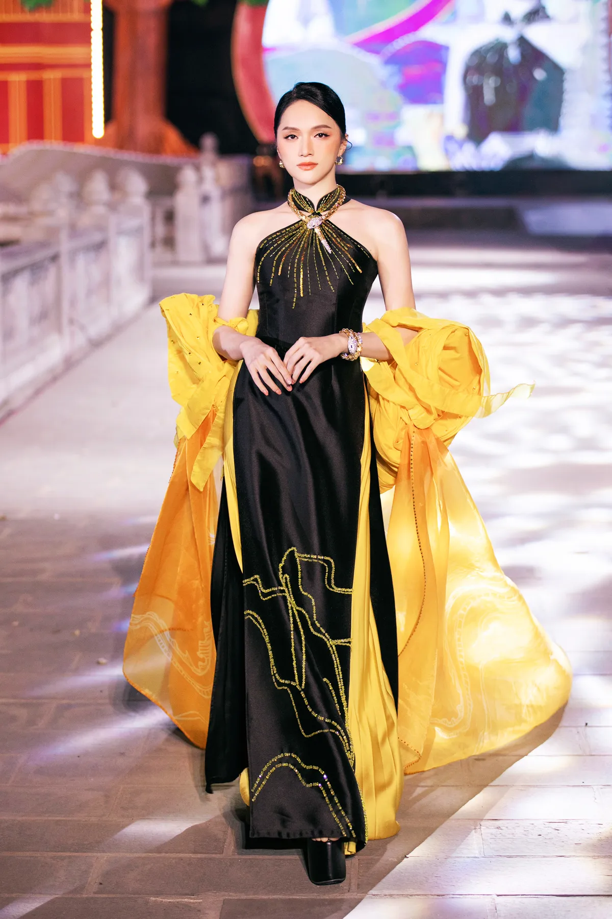 Model Minh Anh sánh bước Võ Hoàng Yến, Hương Giang trên sàn catwalk - Ảnh 5.