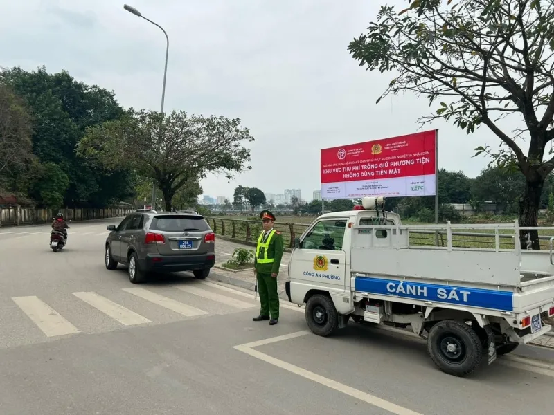 Hà Nội: Triển khai thu phí trông giữ xe không tiền mặt - Ảnh 1.