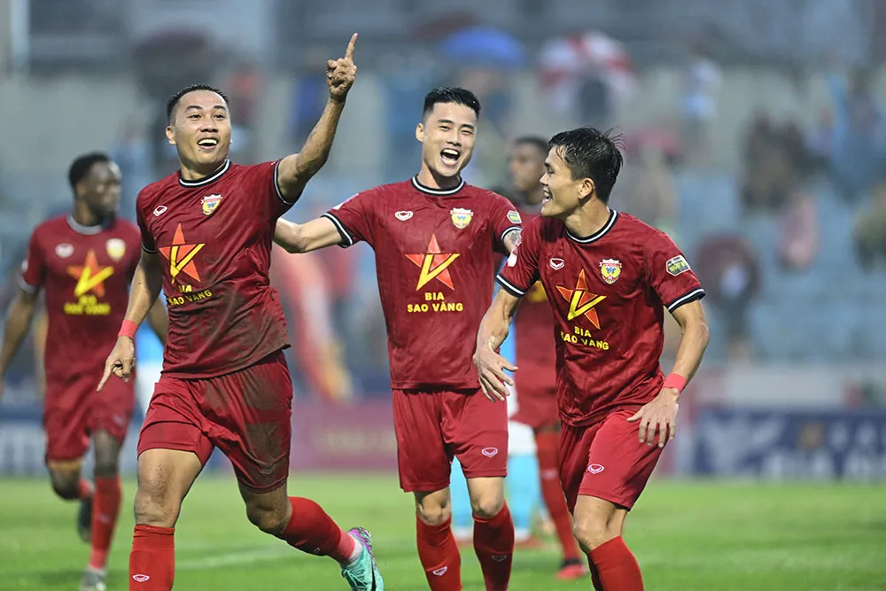 Vòng 10 V.League 2023/24 | Hồng Lĩnh Hà Tĩnh lại thắng, HAGL gây thất vọng - Ảnh 1. Vòng 10 V.League 2023/24 | Hồng Lĩnh Hà Tĩnh lại thắng, HAGL gây thất vọng - Ảnh 1.