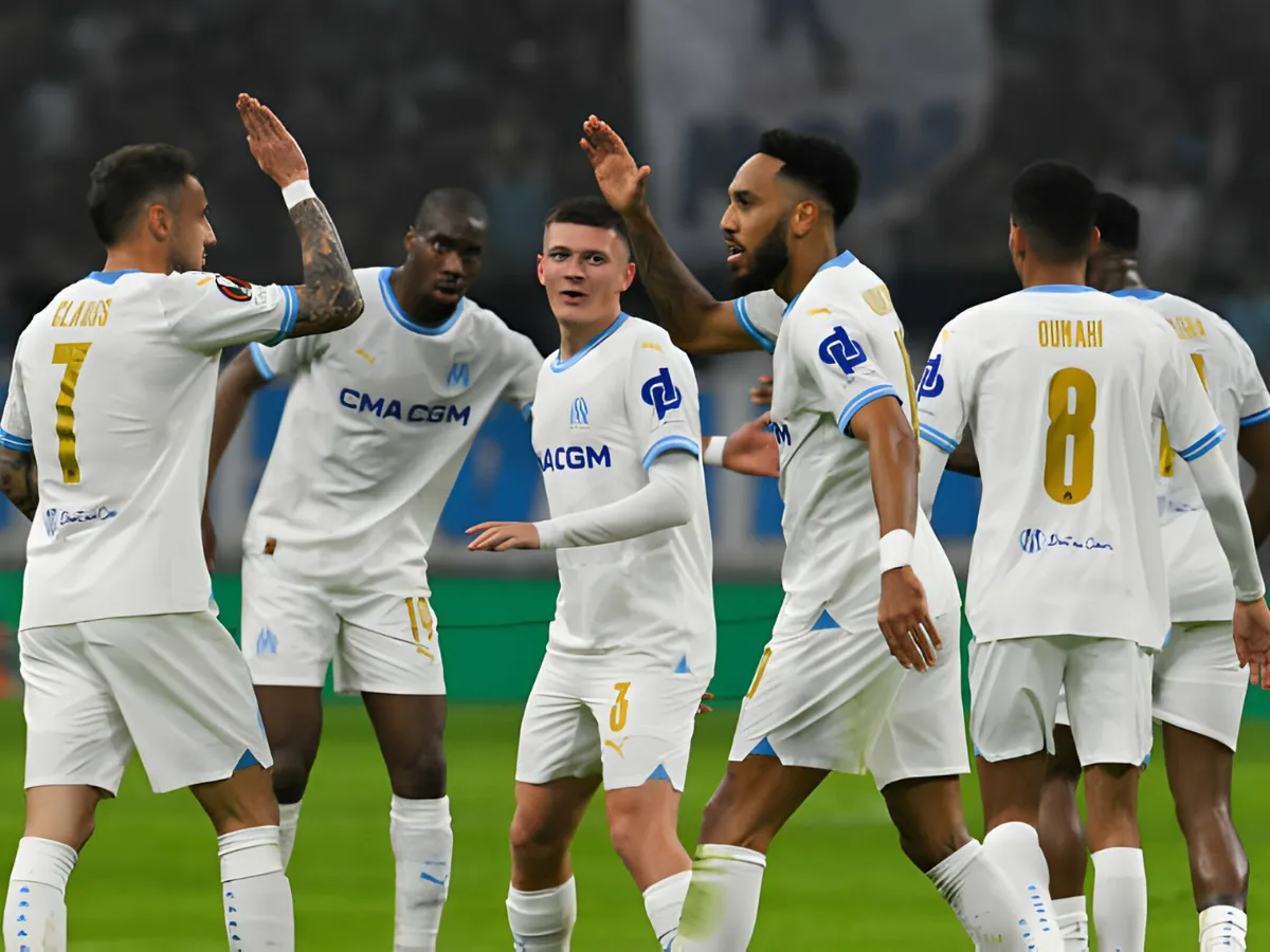 AC Milan và AS Roma giành quyền vào vòng 1/8 Europa League - Ảnh 2. AC Milan và AS Roma giành quyền vào vòng 1/8 Europa League - Ảnh 2.