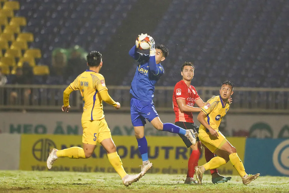Vòng 10 V.League 2023/24 | Công An Hà Nội vượt qua Sông Lam Nghệ An với tỉ số tối thiểu - Ảnh 1. Vòng 10 V.League 2023/24 | Công An Hà Nội vượt qua Sông Lam Nghệ An với tỉ số tối thiểu - Ảnh 1.