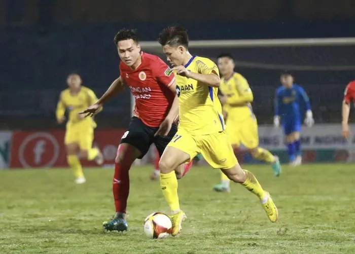 Vòng 10 V.League 2023/24 | Công An Hà Nội vượt qua Sông Lam Nghệ An với tỉ số tối thiểu - Ảnh 2. Vòng 10 V.League 2023/24 | Công An Hà Nội vượt qua Sông Lam Nghệ An với tỉ số tối thiểu - Ảnh 2.