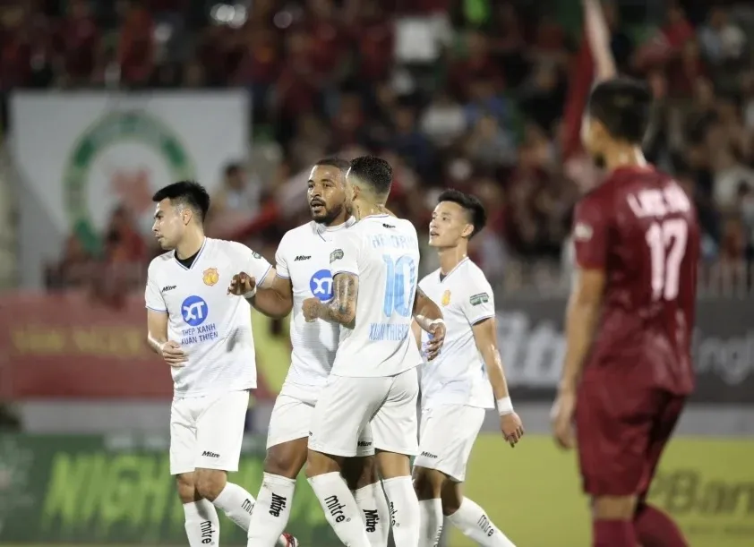 Vòng 10 V.League 2023/24 | Đội đầu bảng Thép Xanh Nam Định gục ngã ở Quy Nhơn - Ảnh 1. Vòng 10 V.League 2023/24 | Đội đầu bảng Thép Xanh Nam Định gục ngã ở Quy Nhơn - Ảnh 1.