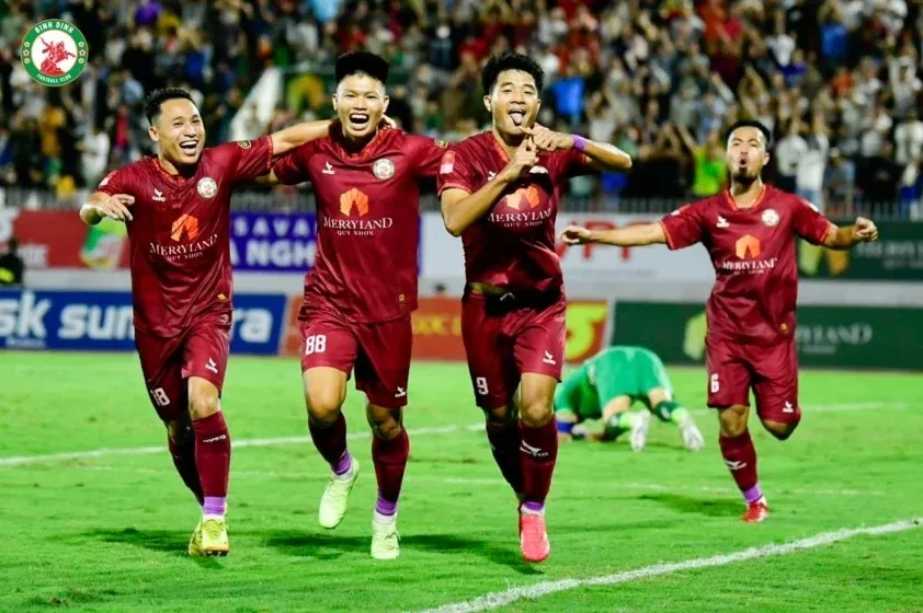 Vòng 10 V.League 2023/24 | Đội đầu bảng Thép Xanh Nam Định gục ngã ở Quy Nhơn - Ảnh 3. Vòng 10 V.League 2023/24 | Đội đầu bảng Thép Xanh Nam Định gục ngã ở Quy Nhơn - Ảnh 3.