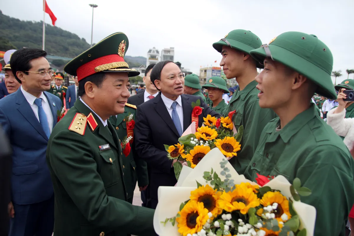 Hơn 2.100 thanh niên vùng mỏ hăng hái lên đường làm nhiệm vụ bảo vệ Tổ quốc - Ảnh 1.