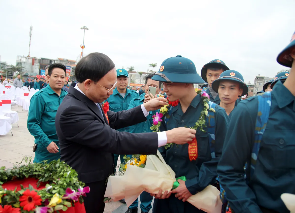 Hơn 2.100 thanh niên vùng mỏ hăng hái lên đường làm nhiệm vụ bảo vệ Tổ quốc - Ảnh 2.