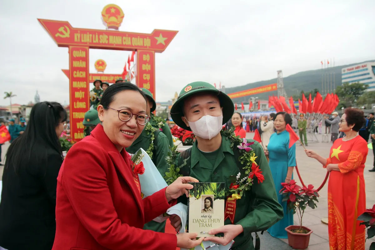 Hơn 2.100 thanh niên vùng mỏ hăng hái lên đường làm nhiệm vụ bảo vệ Tổ quốc - Ảnh 3.