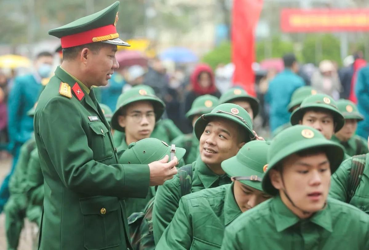 Xúc động giây phút tiễn tân binh - Ảnh 2.