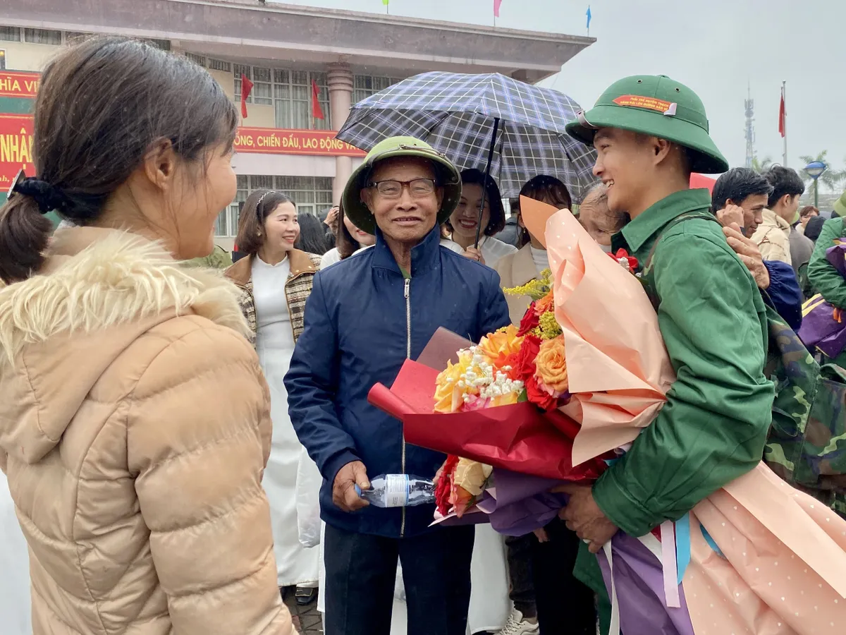 Thanh niên Quân khu 4 hăng hái lên đường nhập ngũ - Ảnh 1.