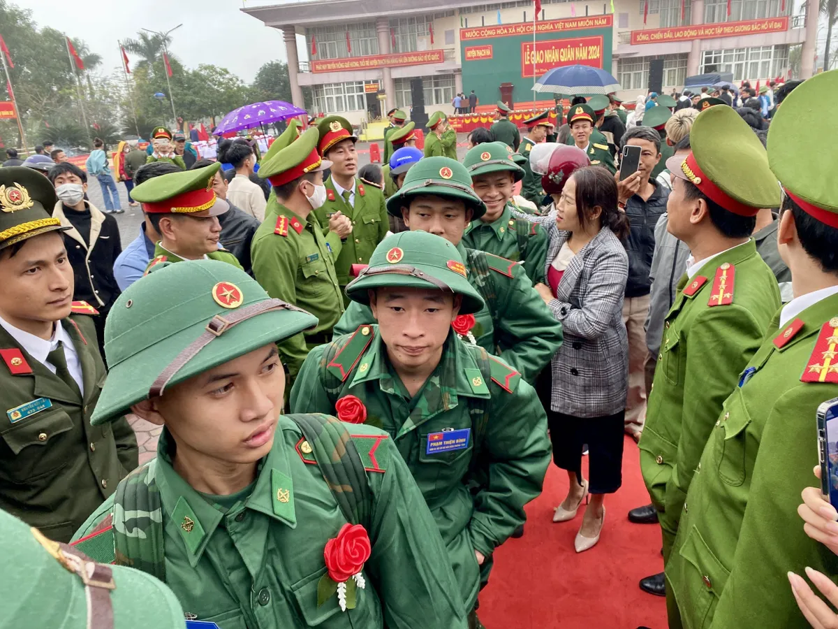 Thanh niên Quân khu 4 hăng hái lên đường nhập ngũ - Ảnh 2.