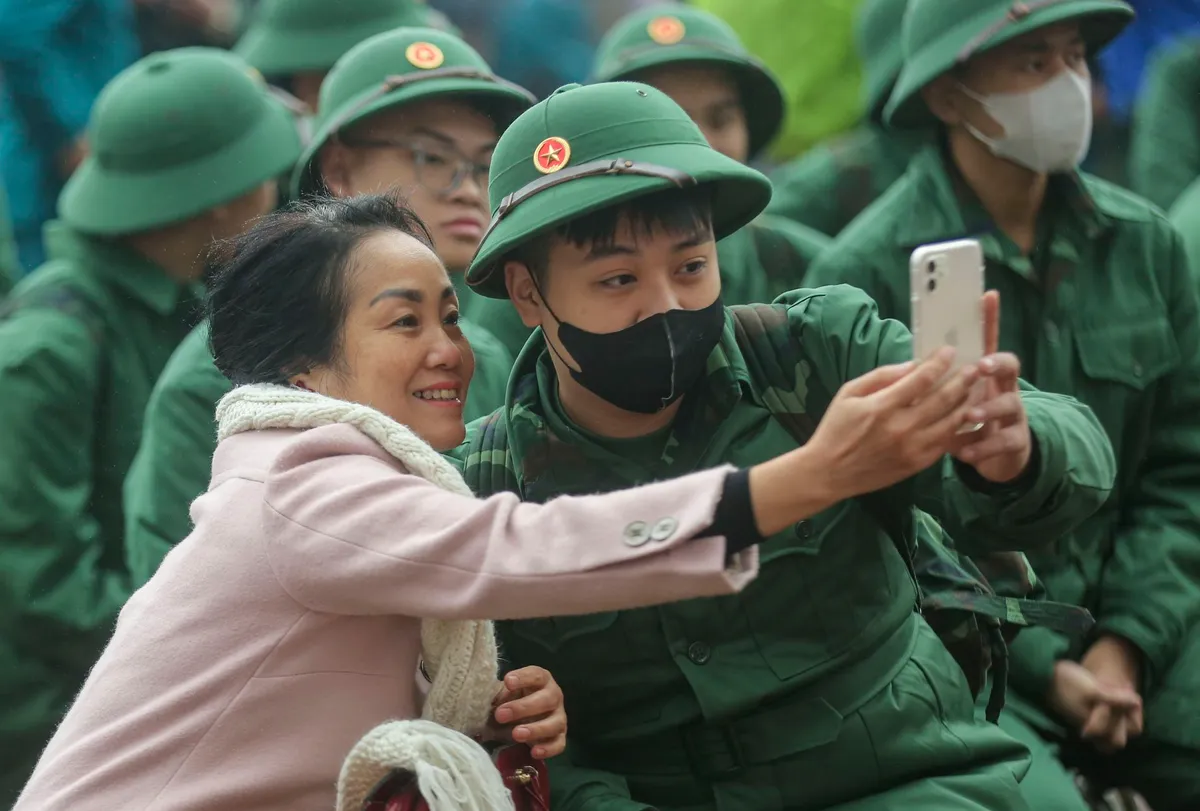 Xúc động giây phút tiễn tân binh - Ảnh 6.