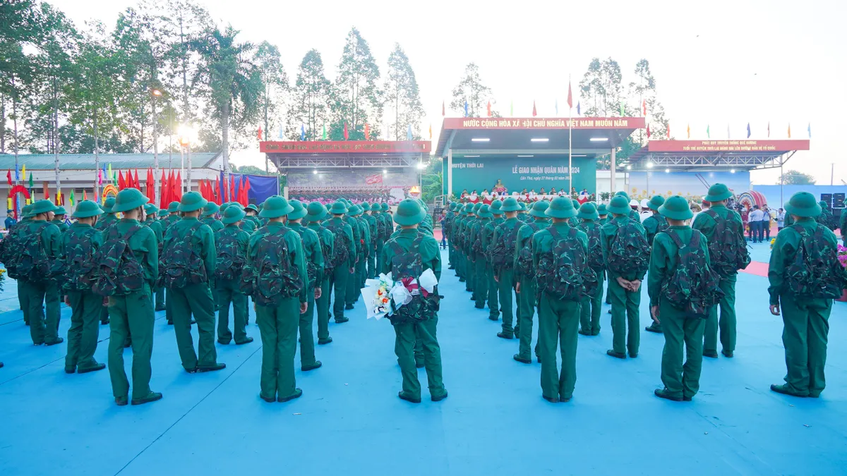 Nhiều cung bậc cảm xúc của tân binh Cần Thơ trong ngày nhập ngũ - Ảnh 9.