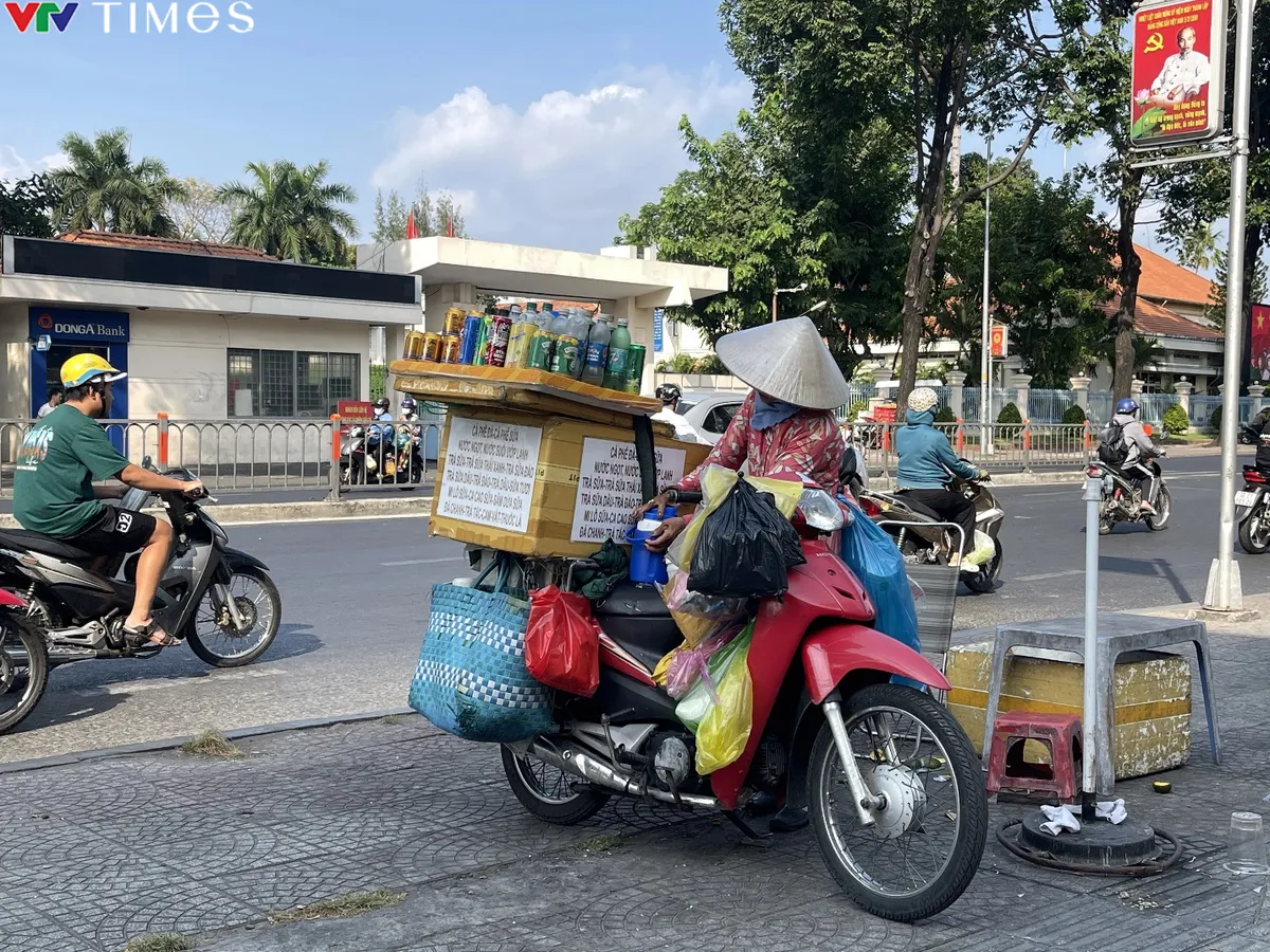 TP Hồ Chí Minh: Người lao động mưu sinh dưới thời tiết nắng nóng - Ảnh 3.