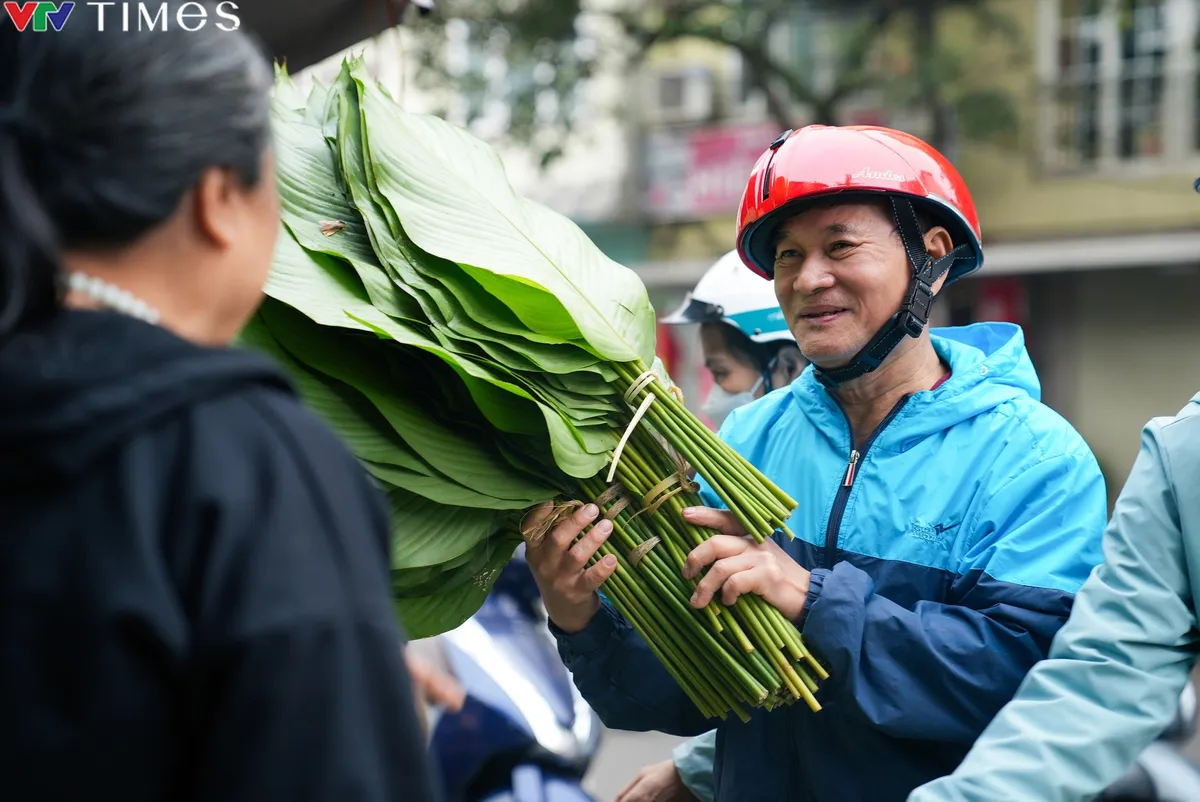 Hà Nội: Nhộn nhịp chợ lá dong ngày cận Tết - Ảnh 2.