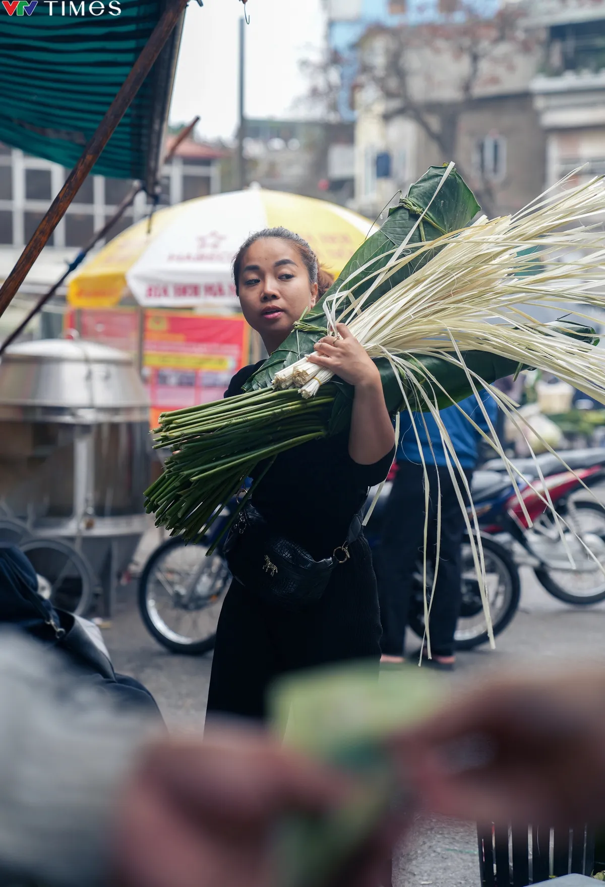 Hà Nội: Nhộn nhịp chợ lá dong ngày cận Tết - Ảnh 10.