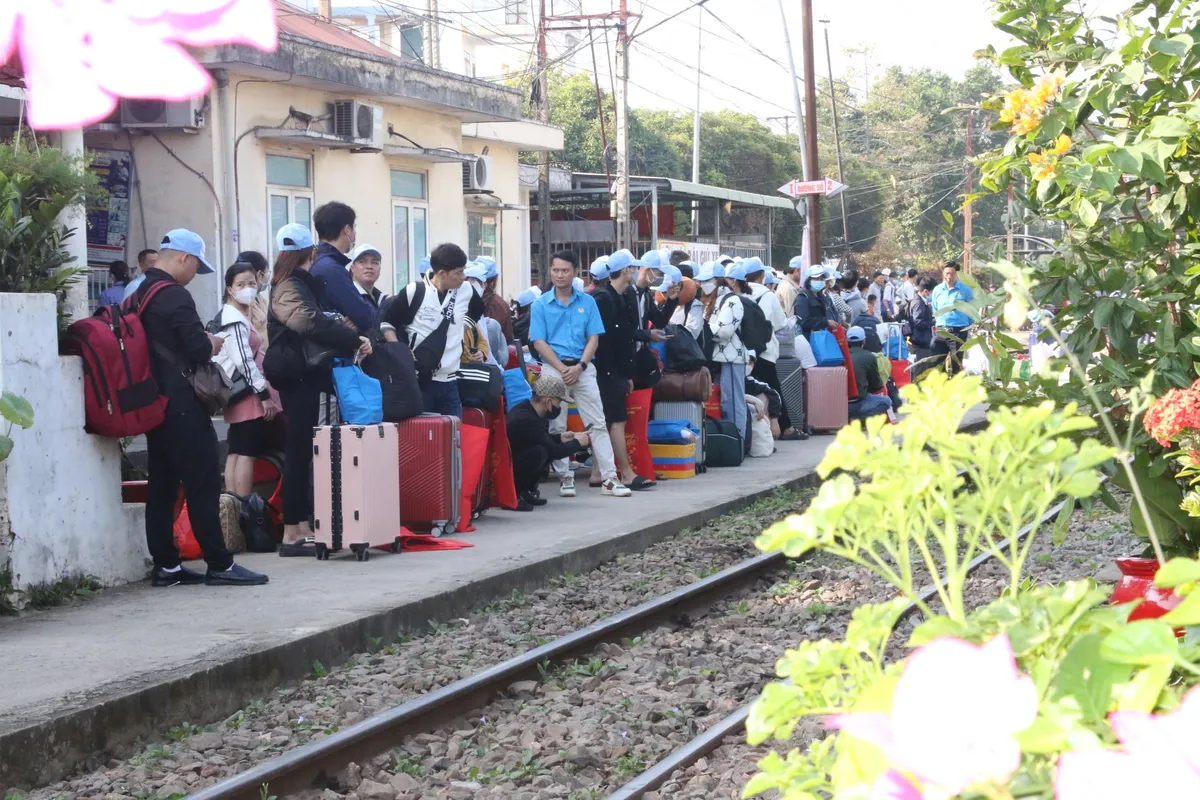 Hơn 1.000 công nhân được tặng vé tàu miễn phí bắt đầu lên đường về quê ăn Tết trên Chuyến tàu xuân nghĩa tình - Ảnh 1.