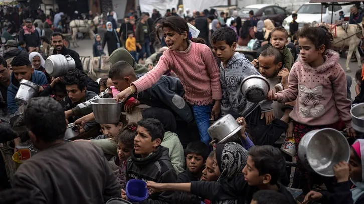 Xung đột ở Gaza: Israel đặt đường ống xả nước vào hệ thống hầm, 17.000 trẻ em không còn người thân - Ảnh 1.