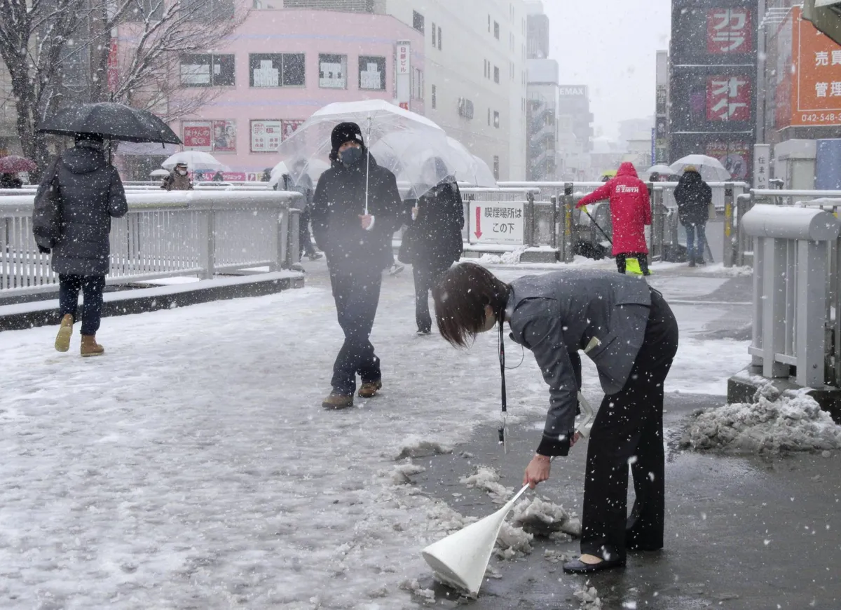 Tokyo gián đoạn giao thông vì tuyết rơi dày - Ảnh 1.