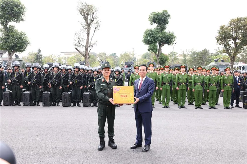 Chủ tịch nước Võ Văn Thưởng thăm Bộ Tư lệnh Cảnh vệ và Cảnh sát cơ động - Ảnh 6.