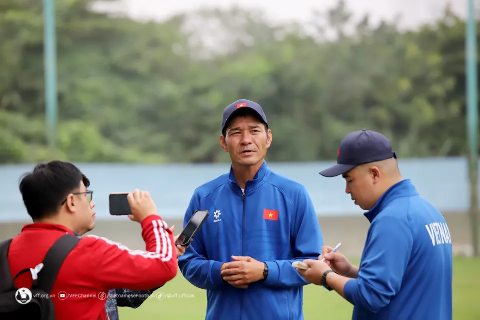 HLV Akira: “Tôi giao bài tập cho các cầu thủ trong dịp Tết để giữ thể lực và phong độ” - Ảnh 1. HLV Akira: “Tôi giao bài tập cho các cầu thủ trong dịp Tết để giữ thể lực và phong độ” - Ảnh 1.