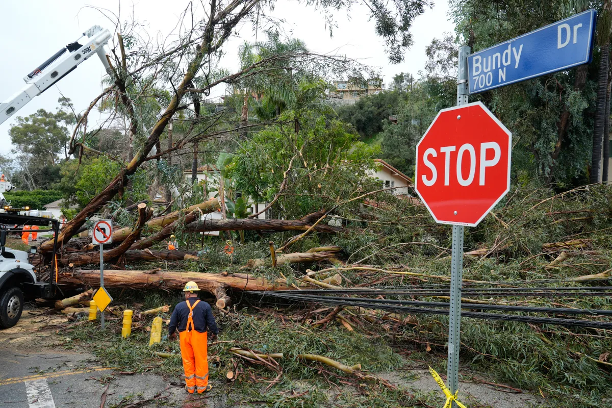 Bão sông khí quyển nhấn chìm California, đe dọa gây thêm lũ lụt, lở đất - Ảnh 1.